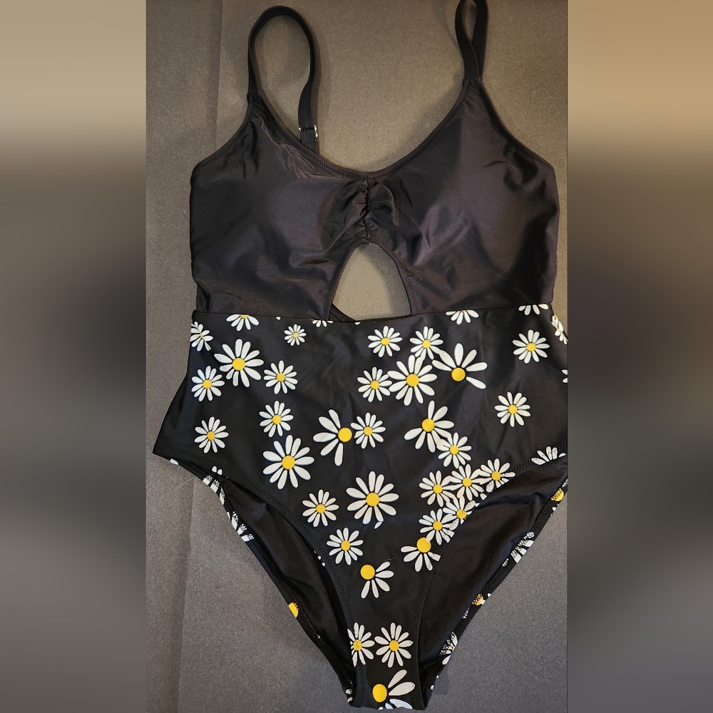 NWT Cupshe Womens plus 1X black one piece Daisies on bottoms. Peek a boo center